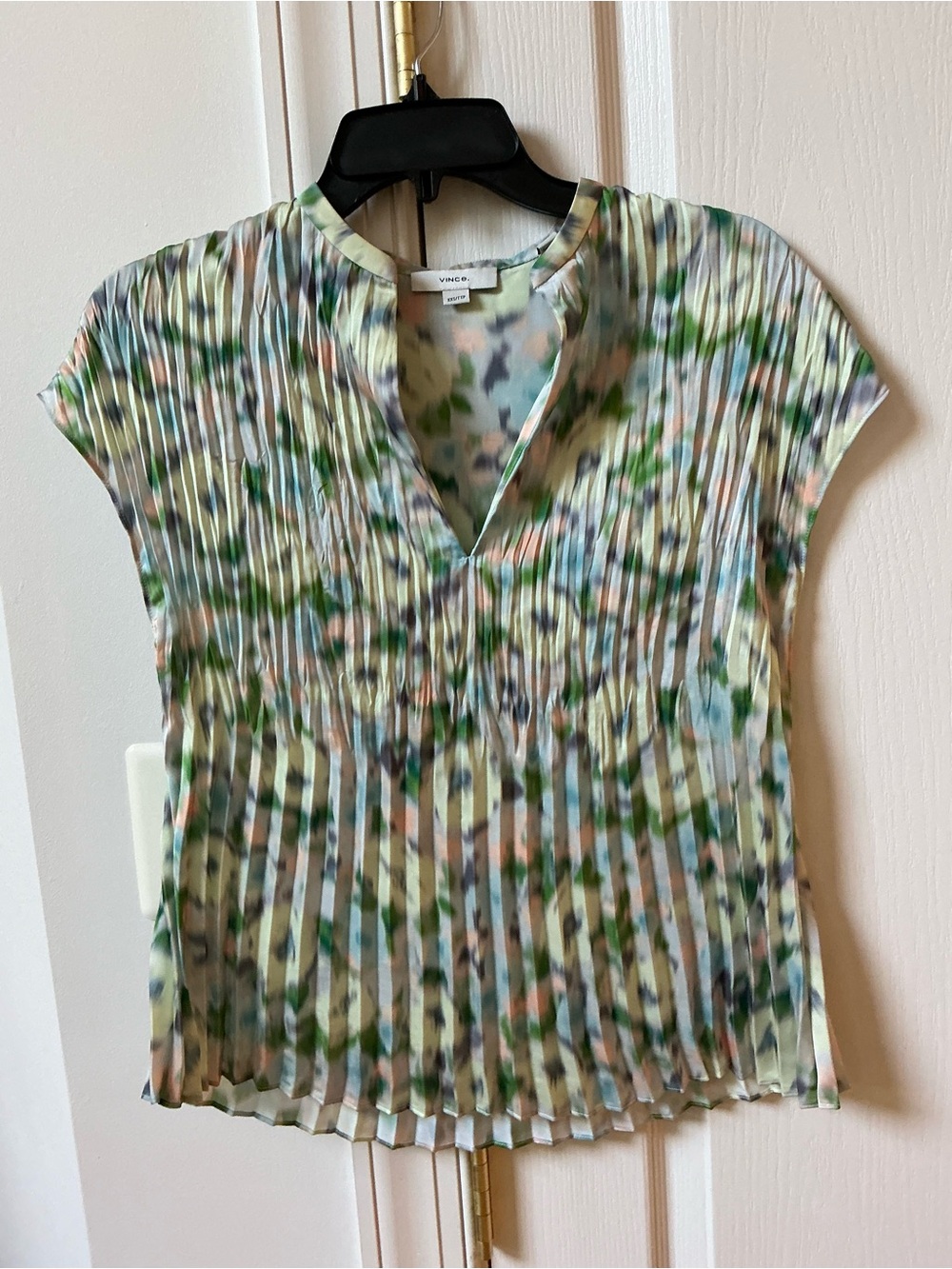 VINCE MULTICOLORED PAINTED GARDEN PLEATED CAP SLEEVE TOP BLOUSE